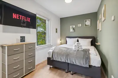 Ein Bett oder Betten in einem Zimmer der Unterkunft Vorstadtoase - 3 Personen - Apartment mit Queensize-Bett, Badewanne, Schlafcouch, Parken, Netflix, Nähe BER