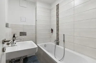 Ein Badezimmer in der Unterkunft Vorstadtoase - 3 Personen - Apartment mit Queensize-Bett, Badewanne, Schlafcouch, Parken, Netflix, Nähe BER