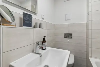 Ein Badezimmer in der Unterkunft Vorstadtoase - 3 Personen - Apartment mit Queensize-Bett, Badewanne, Schlafcouch, Parken, Netflix, Nähe BER