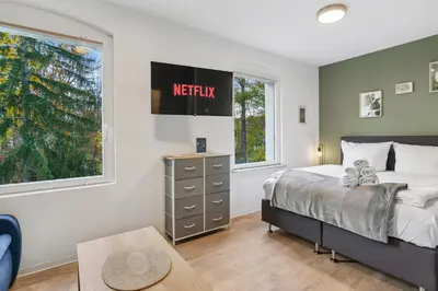Ein Bett oder Betten in einem Zimmer der Unterkunft Vorstadtoase - 3 Personen - Apartment mit Queensize-Bett, Badewanne, Schlafcouch, Parken, Netflix, Nähe BER