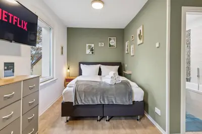 Ein Bett oder Betten in einem Zimmer der Unterkunft Vorstadtoase - 3 Personen - Apartment mit Queensize-Bett, Badewanne, Schlafcouch, Parken, Netflix, Nähe BER