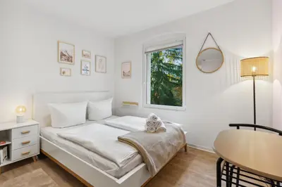 Ein Bett oder Betten in einem Zimmer der Unterkunft Vorstadtoase für 2 - Netflix, Parkplatz, Nähe BER, Queensize-Bett