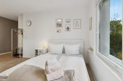 Ein Bett oder Betten in einem Zimmer der Unterkunft Vorstadtoase für 2 - Netflix, Parkplatz, Nähe BER, Queensize-Bett