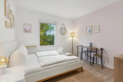Ein Bett oder Betten in einem Zimmer der Unterkunft Vorstadtoase für 2 - Netflix, Parkplatz, Nähe BER, Queensize-Bett