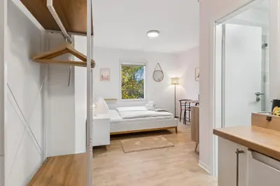 Ein Bett oder Betten in einem Zimmer der Unterkunft Vorstadtoase für 2 - Netflix, Parkplatz, Nähe BER, Queensize-Bett