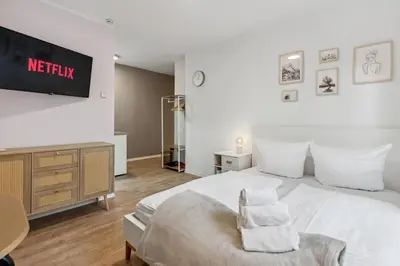 Ein Bett oder Betten in einem Zimmer der Unterkunft Vorstadtoase für 2 - Netflix, Parkplatz, Nähe BER, Queensize-Bett