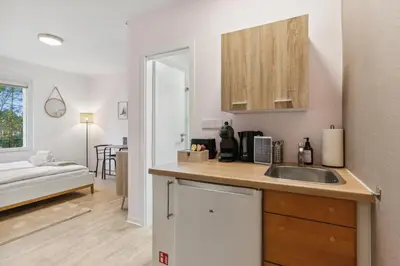 Ein Bett oder Betten in einem Zimmer der Unterkunft Vorstadtoase für 2 - Netflix, Parkplatz, Nähe BER, Queensize-Bett