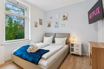 Ein Bett oder Betten in einem Zimmer der Unterkunft Vorstadtoase - 2 Personen - Eichwalde, Nähe BER - Queensize-Bett, Netflix, Parken