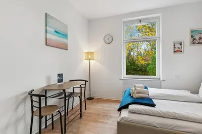 Ein Sitzbereich in der Unterkunft Vorstadtoase - 2 Personen - Eichwalde, Nähe BER - Queensize-Bett, Netflix, Parken