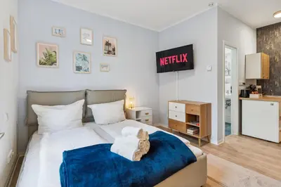 Ein Bett oder Betten in einem Zimmer der Unterkunft Vorstadtoase - 2 Personen - Eichwalde, Nähe BER - Queensize-Bett, Netflix, Parken