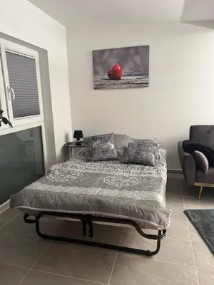 Ein Bett oder Betten in einem Zimmer der Unterkunft ruhig wohnen im kleinen Bungalow im Süden von Berlin