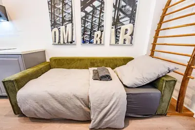 Ein Bett oder Betten in einem Zimmer der Unterkunft Cozy Lofts Next To Berliner Wall