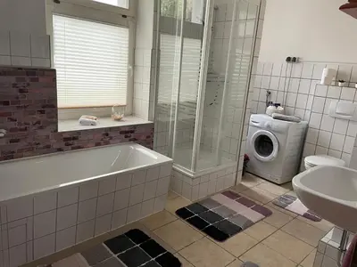Ein Badezimmer in der Unterkunft Wohnen in Loriots Wasserstadt mit Kamin und MagentaTV