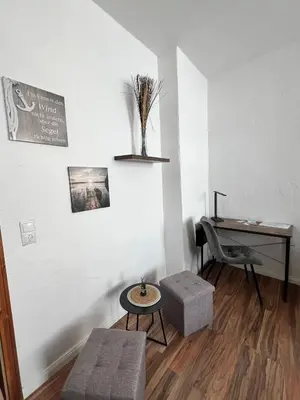 Ein Sitzbereich in der Unterkunft Wohnen in Loriots Wasserstadt mit Kamin und MagentaTV