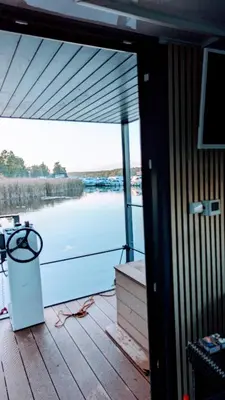 Blick auf einen Fluss in der Nähe des Ferienhauses