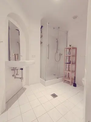 Ein Badezimmer in der Unterkunft central 2Room Apartment XBerg