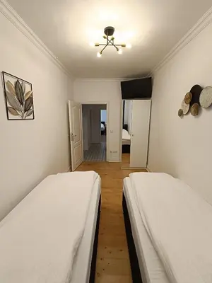Ein Bett oder Betten in einem Zimmer der Unterkunft central 2Room Apartment XBerg