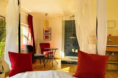 Ein Sitzbereich in der Unterkunft Romantikferienhaus am Schlösschen - Sauna, Kamin & Seenlandschaft nahe Berlin