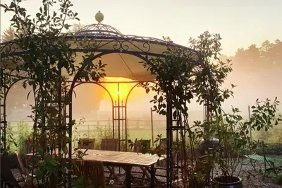 Ein Garten an der Unterkunft Romantikferienhaus am Schlösschen - Sauna, Kamin & Seenlandschaft nahe Berlin