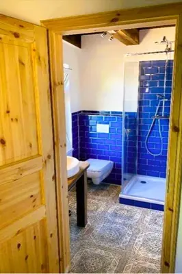 Ein Badezimmer in der Unterkunft Romantikferienhaus am Schlösschen - Sauna, Kamin & Seenlandschaft nahe Berlin