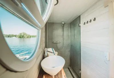 Ein Badezimmer in der Unterkunft AhoiWerder Hausboot Havelzauber führerscheinfrei