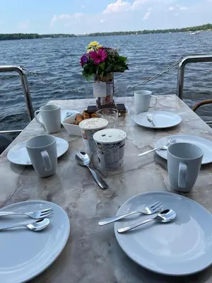 Blick auf einen Fluss in der Nähe des Bootes