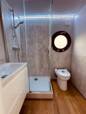 Ein Badezimmer in der Unterkunft Hausboot Jette