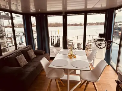 Ein Sitzbereich in der Unterkunft Hausboot Jette