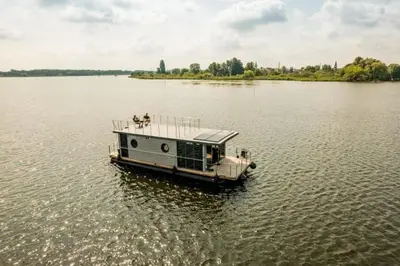Blick auf einen Fluss in der Nähe des Bootes