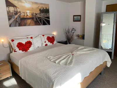 Ein Bett oder Betten in einem Zimmer der Unterkunft Große Helle Wohnung am Wald in Bad Saarow Nahe Grünheide und Berlin Souterrain