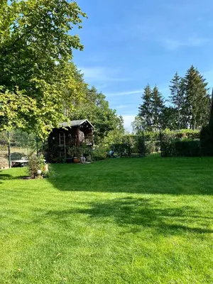 Ein Garten an der Unterkunft Große Helle Wohnung am Wald in Bad Saarow Nahe Grünheide und Berlin Souterrain
