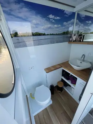 Ein Badezimmer in der Unterkunft AhoiWerder Rollyboot Florina führerscheinfrei