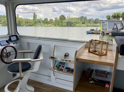 Blick auf einen Fluss in der Nähe des Bootes