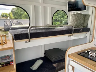 Küche/Küchenzeile in der Unterkunft AhoiWerder Rollyboot Florina führerscheinfrei