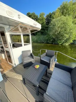 Ein Sitzbereich in der Unterkunft AhoiWerder Rollyboot Florina führerscheinfrei