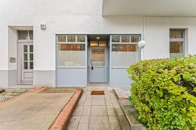 Eine Fassade oder ein Eingang zu Neues zentrales Apartment,10 Betten,vollmöbliert, Wifi