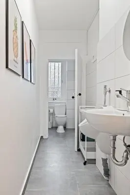 Ein Badezimmer in der Unterkunft Neues zentrales Apartment,10 Betten,vollmöbliert, Wifi