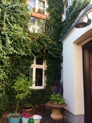 Ein Garten an der Unterkunft Romantische Ferienwohnung im historischen Stadtkern Jüterbog