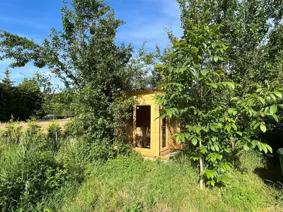Ein Garten an der Unterkunft Haus 8 am Grimnitzsee mit Sauna