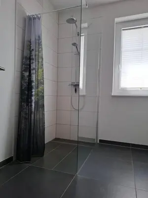 Ein Badezimmer in der Unterkunft Ferienwohnung in Hohen Neuendorf bei Berlin, Zentral gelegen