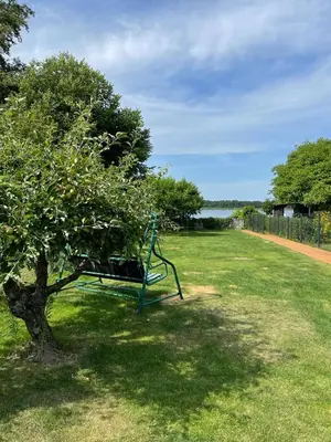 Ein Garten an der Unterkunft Haus am See