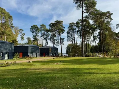 Ein Garten an der Unterkunft Ferienhaus Haus 11 in Templin mit Seeblick und Sauna