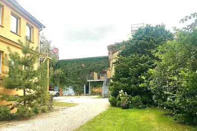 Ein Garten an der Unterkunft Villa Sophienschlösschen nahe Berlin - Exklusive Zeit zwischen 5 Seen mit großer Küche, gratis Sauna & 3500qm Garten