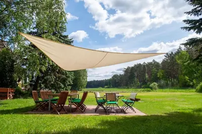 Ein Garten an der Unterkunft Villa Sophienschlösschen nahe Berlin - Exklusive Zeit zwischen 5 Seen mit großer Küche, gratis Sauna & 3500qm Garten