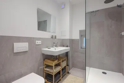 Ein Badezimmer in der Unterkunft Neue 2-Zi-Apartment 15 Min Entfernung zum HBF und Brandenburger Tor