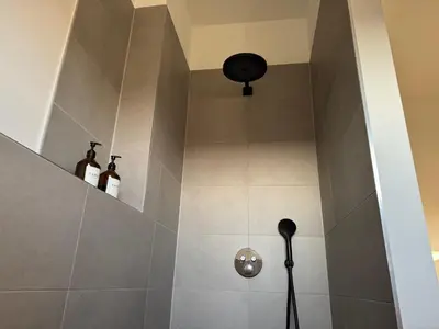Ein Badezimmer in der Unterkunft Moderne Doppelhaushälfte mit 3 SZ in der Nähe vom Scharmützelsee-seperat&naturnah