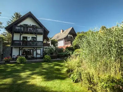 Ein Garten an der Unterkunft Chalet am See