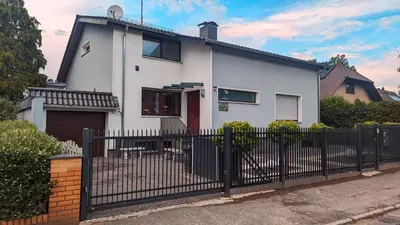 Das Gebäude in dem sich das Privatzimmer befindet