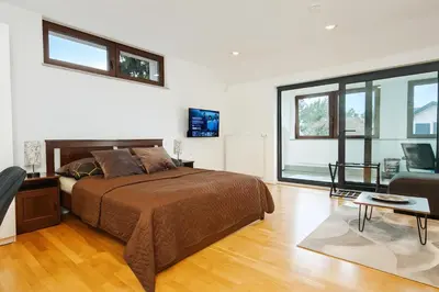 Ein Bett oder Betten in einem Zimmer der Unterkunft 3 ROOMS - Zimmervermietung nähe Flughafen BER - gratis WLAN, Parken & Netflix