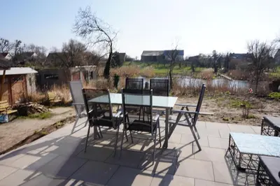 Ein Garten an der Unterkunft FeWo EG am Fluss mit Terrasse - eine grüne Oase